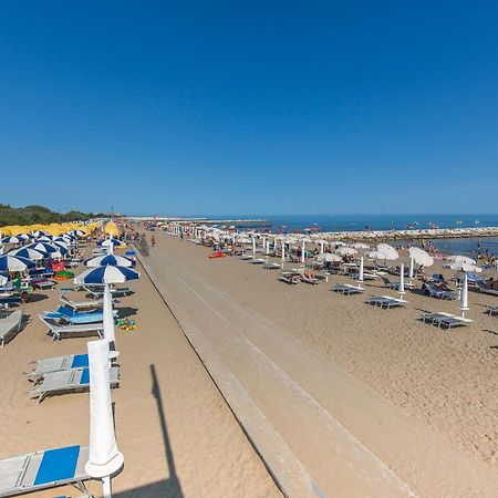 Altanea Apartments Con Piscina Каорле Экстерьер фото