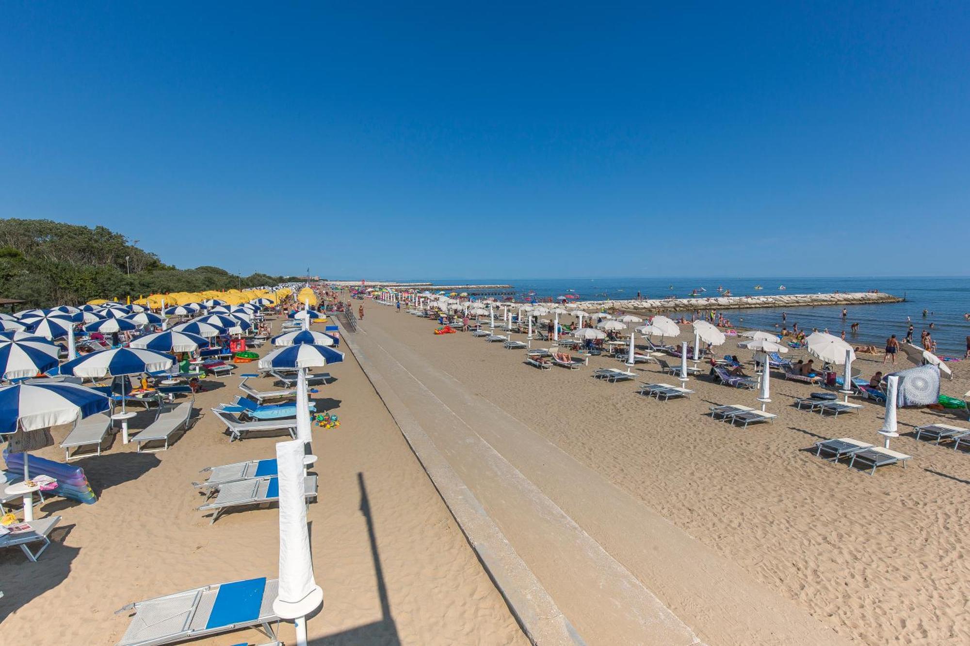 Altanea Apartments Con Piscina Каорле Экстерьер фото