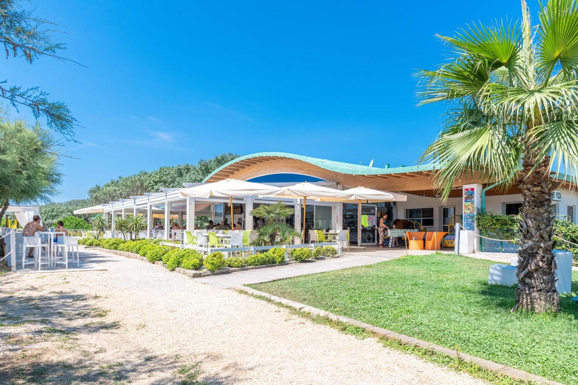 Altanea Apartments Con Piscina Каорле Экстерьер фото